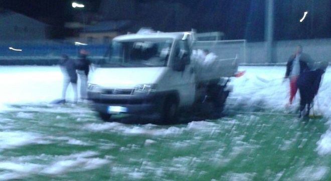 Alcuni dirigenti del Goriano Sicoli impegnati a liberare il terreno dalla neve