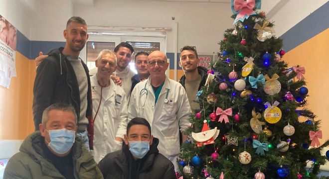 I calciatori biancoverdi visitano il reparto di pediatria dell’ospedale di Avezzano