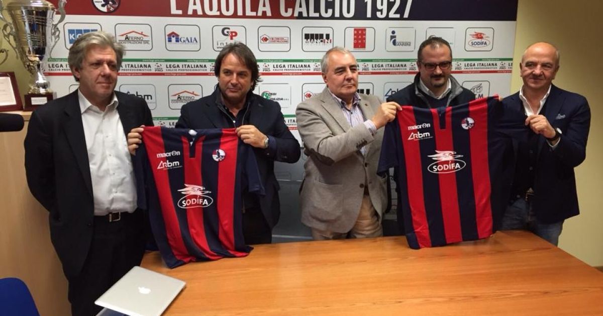 Lega Pro. L'Aquila, presentati nuovi sponsor e maglie. Chiodi: "C'è ancora chi crede in noi. Grazie a tutti"