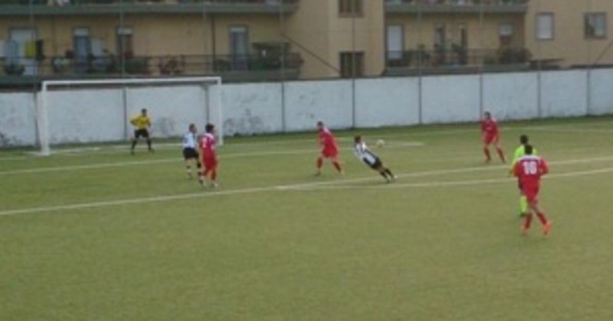 Sebastiano Iuculano mentre mette a segno il gol partita.