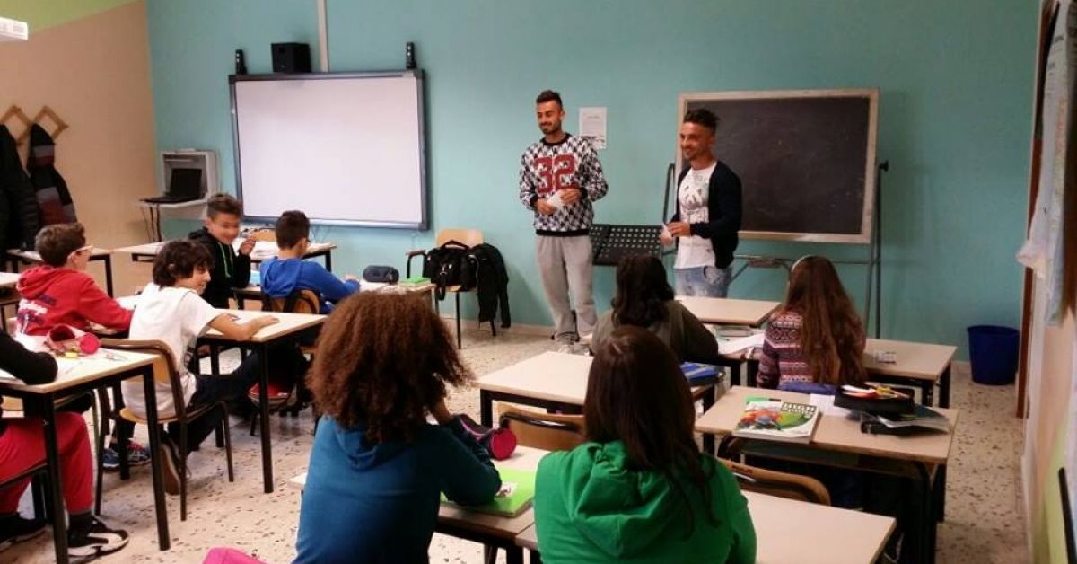 Andrea Scrugli e Ciccio Corapi all'interno di una classe per promuovere l'iniziativa