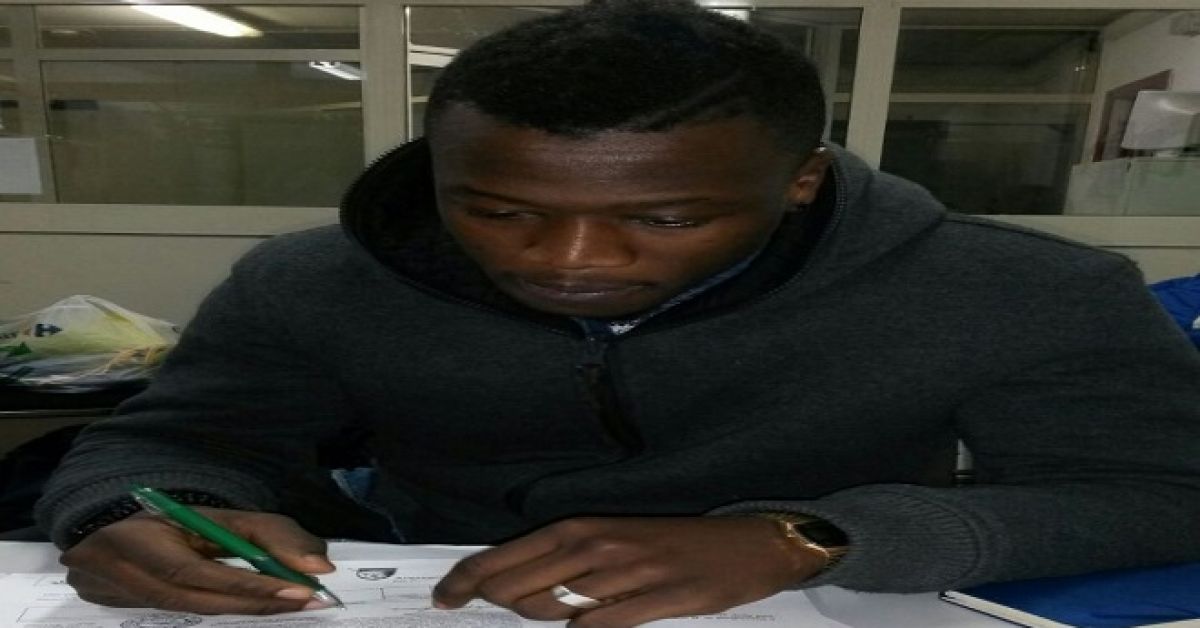 Il centrocampista Diarra nel momento della firma con il club biancoverde