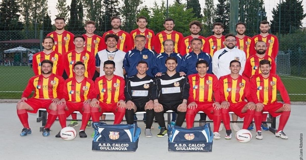 La prima squadra del Giulianova Calcio
