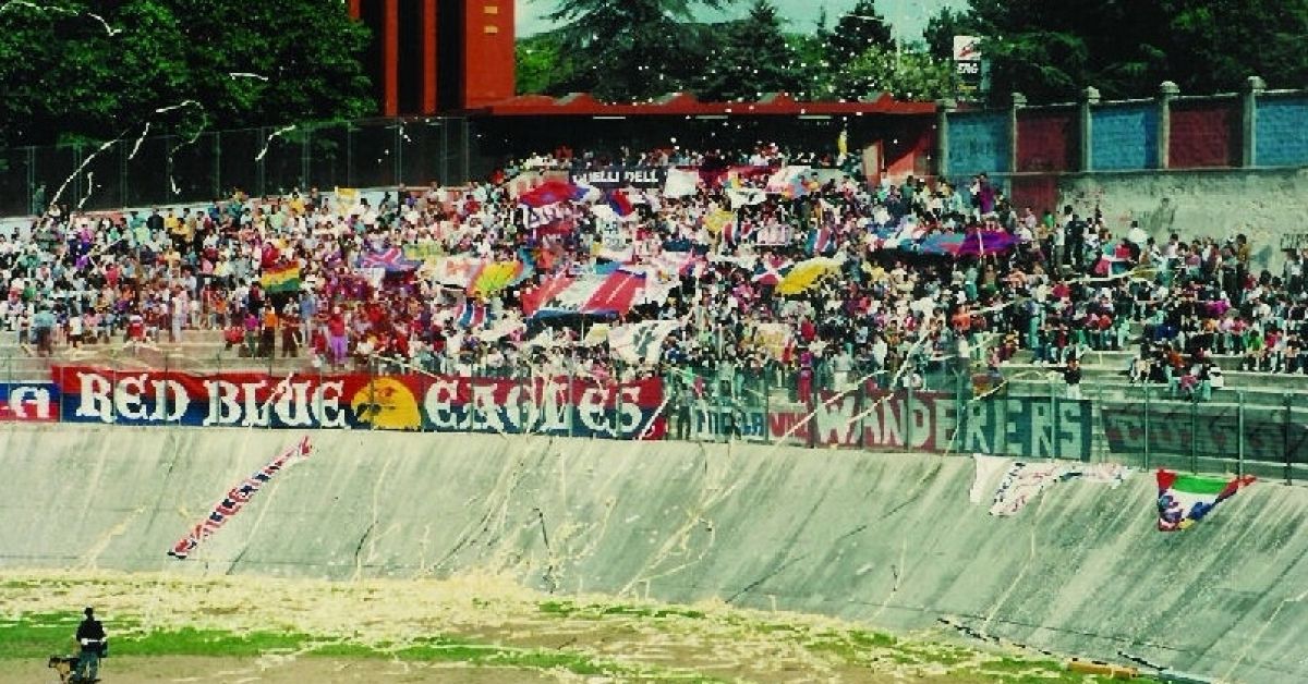 La curva Sud del Fattori nell'ultimo derby con l'Avezzano nel '94