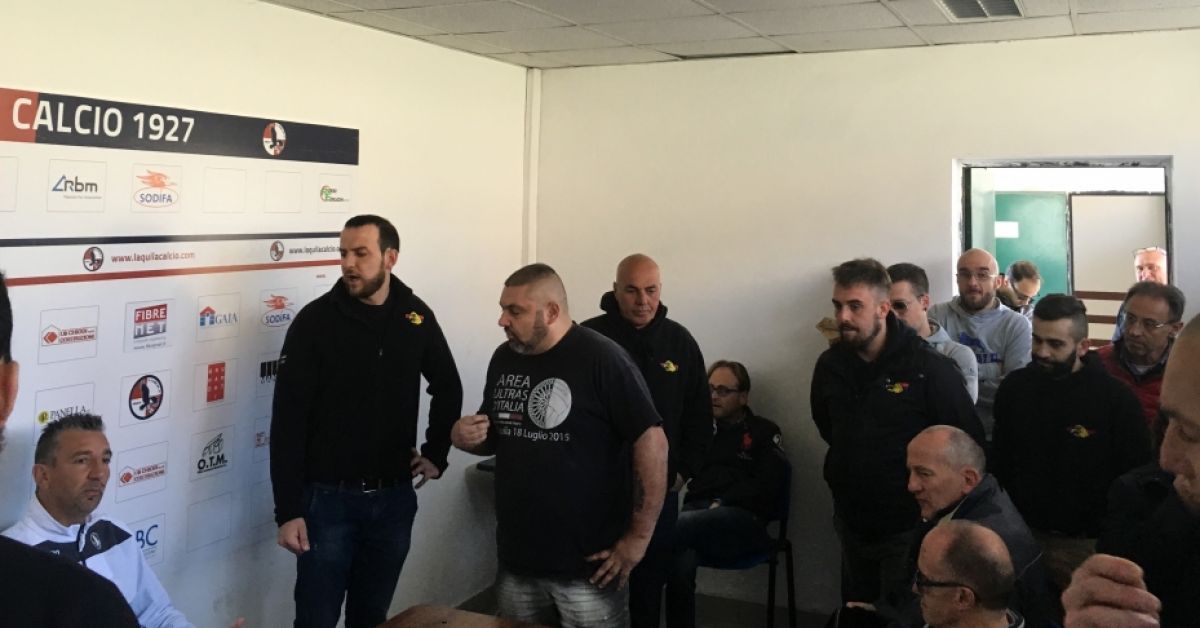 L'Aquila, conferenza stampa interrotta dagli ultras: 'Chiamate Aureli e Chiodi. Devono andare via'