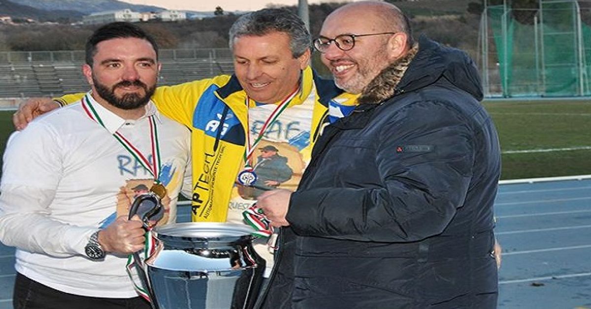 Di Lucente (a dx) festeggia la Coppa Italia con il tecnico Grossi (al centro) ed il DS Crudele (Foto News Valle)
