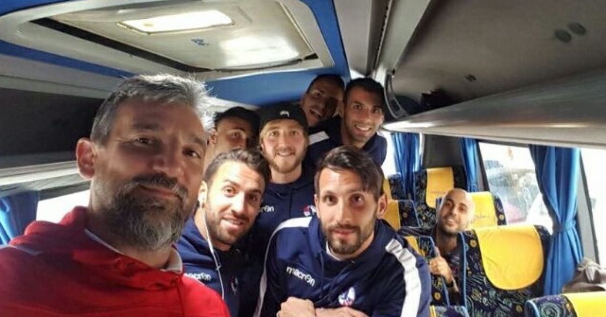 Battistini e i suoi ragazzi in un selfie sul bus per Matelica