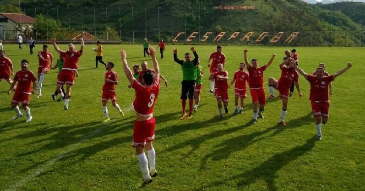 I giocatori del Cesaproba Calcio festeggiano la salvezza.