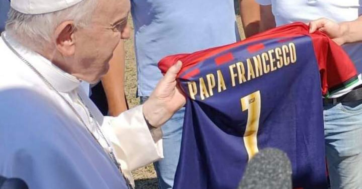 Papa Francesco benedice la maglia dell'Aquila