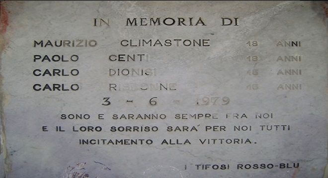 targa ricordo sita nel settore distinti dello stadio "Tommaso Fattori" in memoria dei 4 tifosi rossoblu