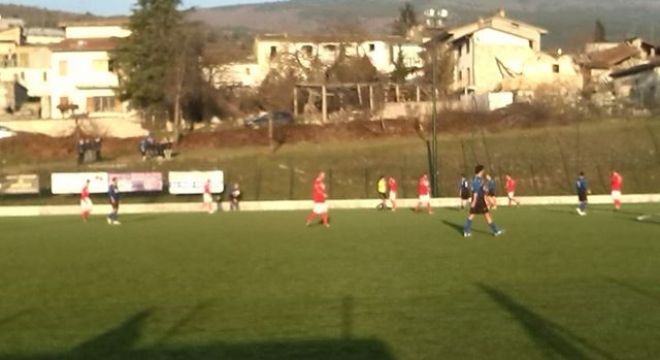 Un'azione di gioco durante il derby Moro Paganica-Villa Sant'Angelo