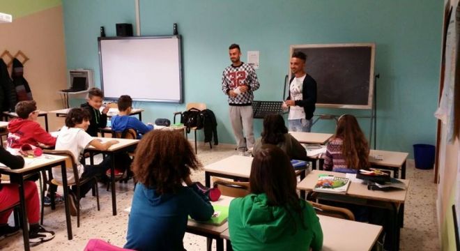 Andrea Scrugli e Ciccio Corapi all'interno di una classe per promuovere l'iniziativa