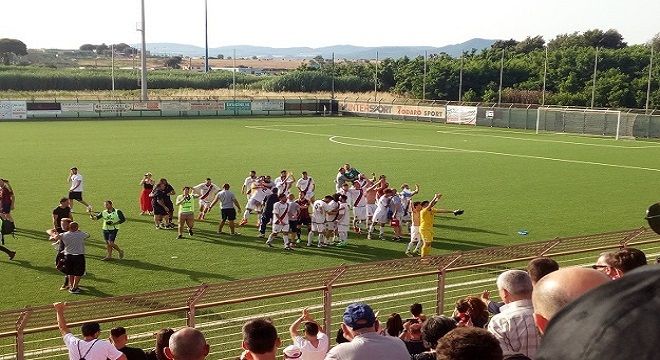 I festeggiamenti dei calciatori del Ladispoli (Foto Gazzetta Regionale)