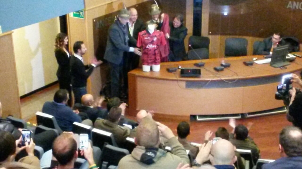 Presentazione della nuova maglia dell'Aquila Calcio, in onore dell'Adunata degli Alpini di maggio 2015