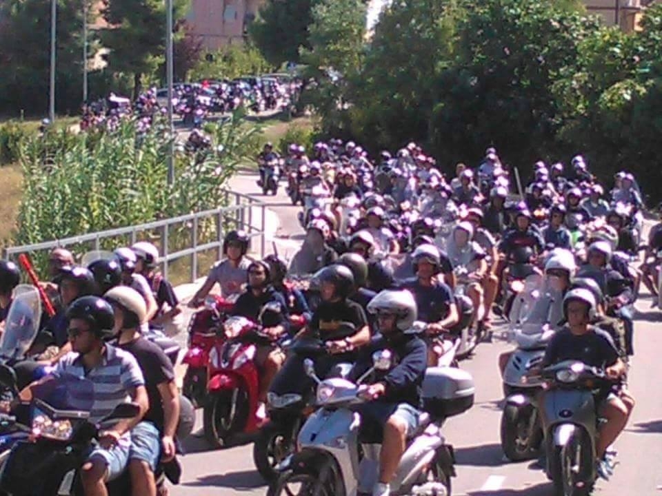 L'arrivo dei supporters della Sambenedettese in motorino a Fermo