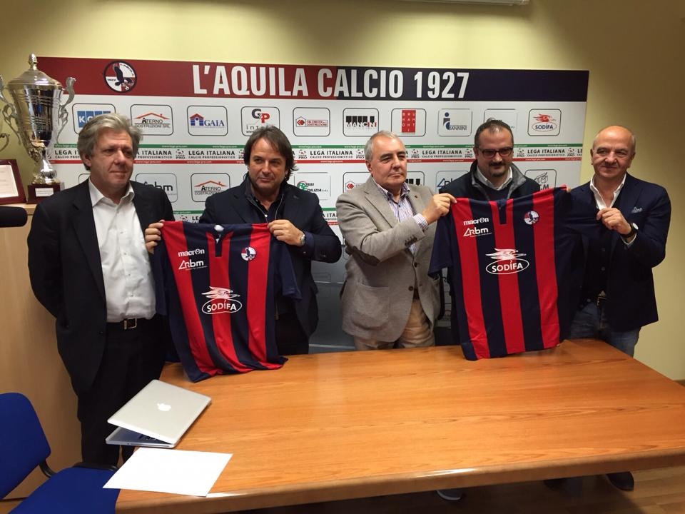 Lega Pro. L'Aquila, presentati nuovi sponsor e maglie. Chiodi: "C'è ancora chi crede in noi. Grazie a tutti"